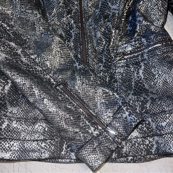 White House Black Market Petite Foiled Denim Python-Print Peplum Jacket size 2 - Picture 4 of 13
